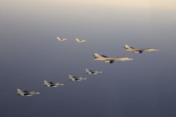 米軍爆撃機も参加し日米共同訓練 画像
