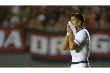 スアレス、涙のお別れ…ナシオナル退団で背番号9を“返却” 画像