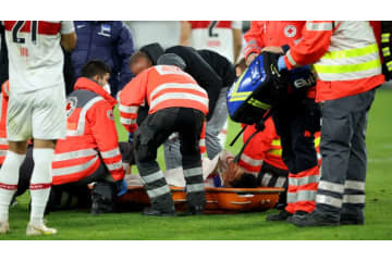 W杯は大丈夫か…日本代表MF遠藤航、頭部接触で意識を失い交代 画像
