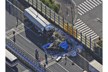 4台が玉突きか、3人死亡 画像