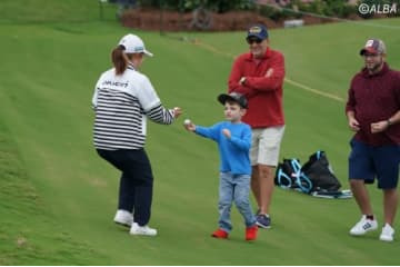 キッズファンにボールプレゼントの古江彩佳　お返しにもらった物に「？？？」【女子ツアーの“ヒトネタッ”！】 画像