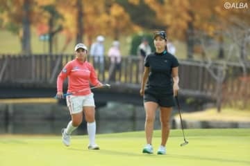 元賞金女王と新女王候補が魅せたバーディショー　山下美夢有の目に映った上田桃子の気迫 画像