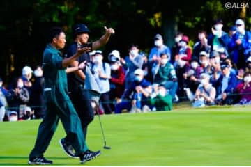 中西直人のバッグを担ぐ植村啓太コーチ　初日から言い続けてきた「散歩だよ」の意味 画像