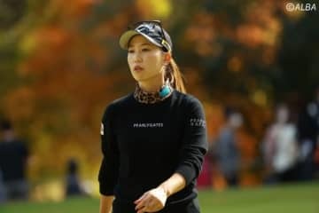 ＜中間速報＞上田桃子が単独首位キープ　岸部桃子1差、山下美夢有2差追走 画像