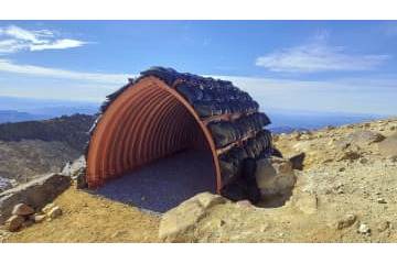 御嶽山尾根に噴石シェルター 画像