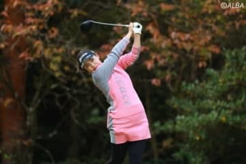 ＜中間速報＞青山加織、宮澤美咲が首位　大城さつき1差追走 画像