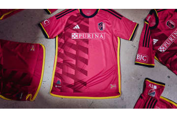 リンゴの「Apple TV」ロゴも！新規参入セントルイス、MLS“初ユニフォーム”を発表 画像