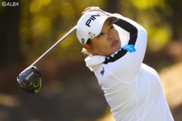 ＜中間速報＞鈴木愛が単独首位キープ　藤田さいきは1差追走 画像