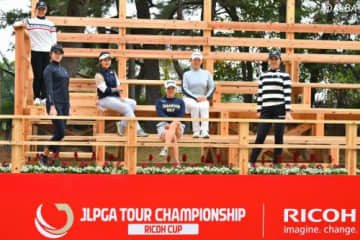 ツアー最終戦でスギ100％木製観戦スタンドが“デビュー”　青木瀬令奈、原英莉花らお披露目式出席 画像