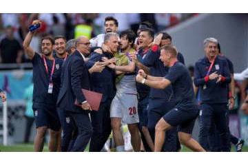 W杯歴史的勝利！イラン代表アズムン、なんと監督の首を絞める…いいシーンだった 画像