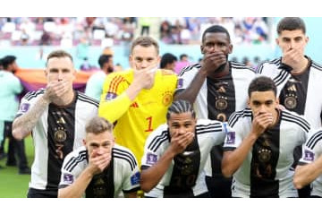 W杯敗退のドイツにカタールが復讐！？日本戦でやった「口封じポーズ」をイジる 画像