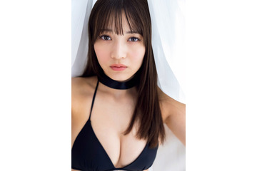 Peel the Apple黒嵜菜々子、黒ビキニで豊満バスト披露 画像