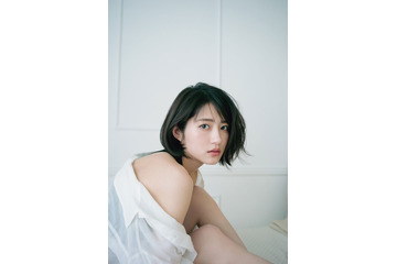 若月佑美、うっとりする肩出しショット フォトエッセイアザ―カット公開 画像