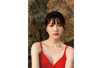 乃木坂46久保史緒里、海で白肌輝く眩しい姿　1st写真集「交差点」封入ポストカード絵柄解禁 画像