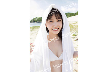 乃木坂46久保史緒里、白ビキニ姿でキュートな笑顔　1st写真集「交差点」封入ポストカード絵柄解禁 画像