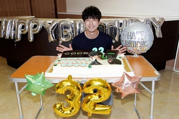 坂口健太郎、32歳のバースデーサプライズ “CODE”モチーフの巨大ケーキで祝福＜CODE―願いの代償―＞ 画像