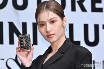 TWICEサナ、ミニ丈ワンピースでスラリ美脚披露 アイメイクのこだわり熱弁 画像