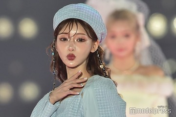 明日花キララ、美脚際立つミニスカ姿 華やかな目元にも釘付け＜関西コレクション 2023 A／W＞ 画像