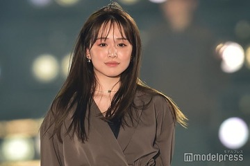 ゆうこす、雰囲気ガラリ 胸元ざっくり衣装で色気放出＜関西コレクション 2023 A／W＞ 画像