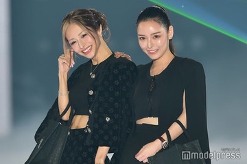 “伝説のキャバ嬢”門りょう「関コレ」ラスト出演 “トップキャバ嬢社長”進撃のノアとブラックコーデで仲良しランウェイ＜関西コレクション 2023 A／W＞ 画像