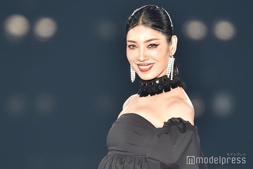 アンミカ、輝く美デコルテ＆笑顔が眩しい ハッピーオーラ溢れるランウェイに歓声＜関西コレクション 2023 A／W＞ 画像