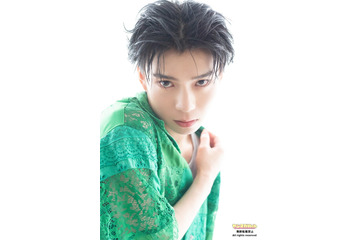木津つばさ、夏グラビアでキリッとした表情 画像