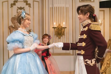 橋本環奈・新木優子・岩田剛典、豪華絢爛ドレス姿「赤ずきん、旅の途中で死体と出会う。」場面写真10点一挙解禁 画像