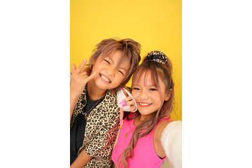 “egg”小学生版「KOGYARU」初の小学生ギャルカップルが表紙 微笑ましいカップルショット 画像