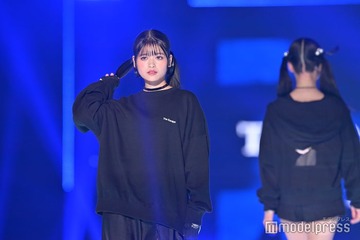 景井ひな、猫ポーズにキュン スリットスカートからほっそり美脚チラリ＜TGC2023A／W＞ 画像