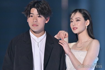 なこなこカップル、なごみの手にこーくんがキス “プロポーズジュエリー”身に付けランウェイ＜TGC2023A／W＞ 画像