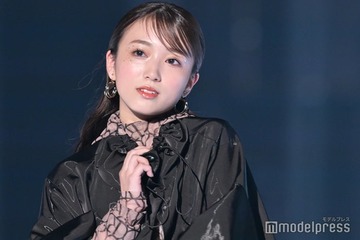 矢吹奈子、シースルータイツ姿が色っぽい ブラックコーデで印象ガラリ＜TGC2023A／W＞ 画像