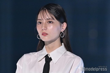 日向坂46小坂菜緒、ハイセンスな小物使いで魅せる＜TGC2023A／W＞ 画像