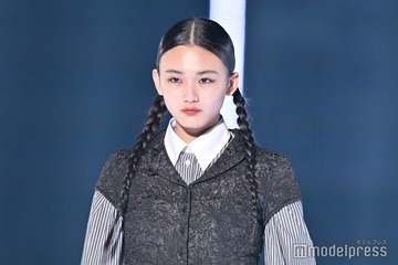 櫻坂46山崎天、おさげヘアが可愛い 個性光るシックコーデ＜TGC2023A／W＞ 画像