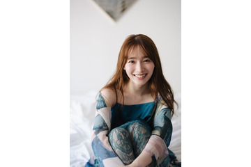 櫻坂46守屋麗奈、白肌眩しい秋グラビア「3rd TOUR 2023」振り返る 画像