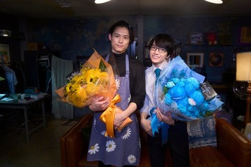 SixTONES松村北斗＆なにわ男子・西畑大吾「ノッキンオン・ロックドドア」感無量のクランクアップ 画像