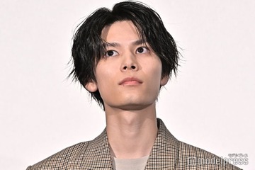 萩原利久“ダチョウネタ”耐えるも失敗　先輩・菅田将暉は感心「なんでも仕事になるもんだね」＜ミステリと言う勿れ＞ 画像