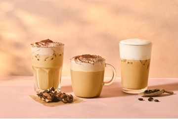 【スタバ新作メニュー】ふんわりムースのご褒美ある口溶け「チョコレート ムース ラテ」＆「アイス カプチーノ」登場 画像