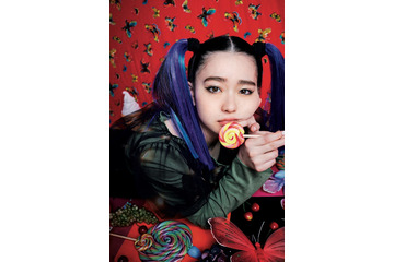 山田杏奈、青＆紫ヘアでツインテール 蜷川実花と初タッグ 画像