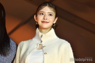 鈴木ゆうか、センター分け×金箔ヘアが新鮮 華やかな雰囲気まとう＜OKINAWA COLLECTION 2023＞ 画像