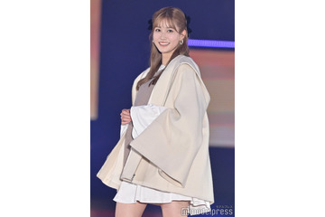 生見愛瑠、ミニ丈ワンピ＆ロングブーツから美脚スラリ＜GirlsAward 2023 A／W＞ 画像