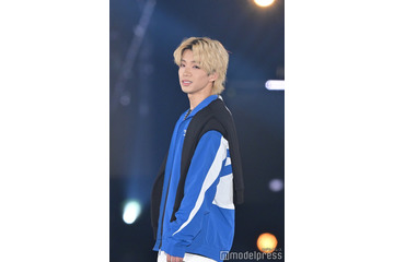 森愁斗、ブラックアイメイクでクールに 不意打ち微笑みに視線集中＜GirlsAward 2023 A／W＞ 画像