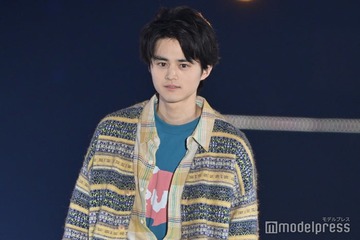鈴鹿央士、ランウェイ登場直後から歓声の嵐 柄×柄の個性派スタイルも着こなし＜GirlsAward 2023 A／W＞ 画像