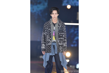鈴木仁、唯一無二のオーラ光る 抜群スタイルに視線集中＜GirlsAward 2023 A／W＞ 画像