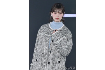 鶴嶋乃愛、セットアップで美脚チラリ しっかりメイクで大人っぽい雰囲気に＜GirlsAward 2023 A／W＞ 画像