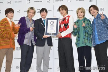 コムドット、ギネス世界記録達成 1万人にカレンダー手渡し「5周年を記念するにふさわしい日になった」＜結成5周年記念 コムドット卓上カレンダー2024 ギネス世界記録挑戦1万人お渡し会＞ 画像