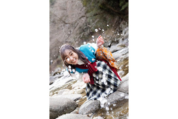 須田亜香里、胸元あらわな純白ランジェリー姿 コケティッシュな雰囲気漂う＜がんこ＞ 画像