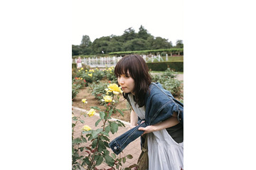 松岡茉優を“10年以上の友人”仲野太賀が撮影 松岡からのオファーで実現＜ほんまつ＞ 画像