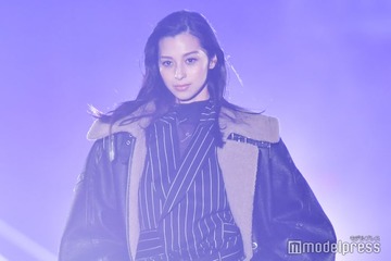 中条あやみ「TGC北九州」2年連続トップバッターで開幕 4年ぶり声出し解禁で観客沸く＜TGC 北九州 2023＞ 画像