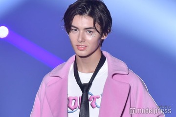 Z世代から人気誇るイケメン・翔、ピンクコート見事に着こなす スウェット×ネクタイの個性的コーデ＜TGC 北九州 2023＞ 画像
