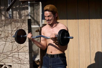 水上恒司、鍛え上げられた肉体美披露 ジム通いで体作り＜OUT＞ 画像